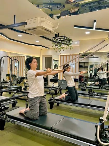 This kneeling arm series using the reformer straps is perfect for sculpting the shoulders and back while maintaining a stable core.