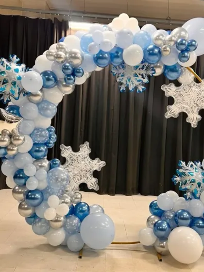 A modern take on the Frozen theme with a circular frame. The mix of chrome and pastel balloons with snowflake foils creates a chic and wintry look.