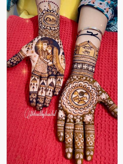 A full view of the Karwachauth design, with a romantic couple portrait on one palm and the traditional sieve scene on the other.