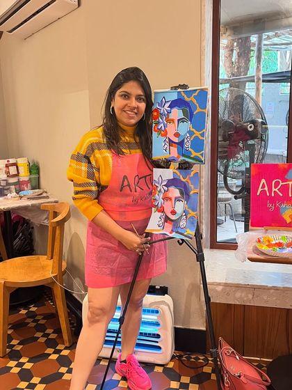 Standing by my easel at a workshop in Third Wave Coffee, Juhu. I enjoy painting alongside my students to provide a live demonstration.