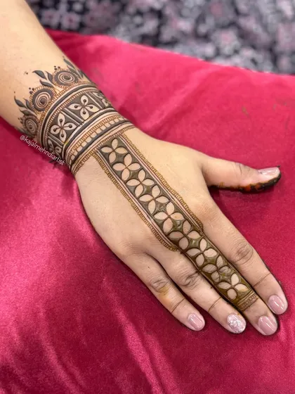 The same design for the groom's sister, showing the rich, dark stain after setting.