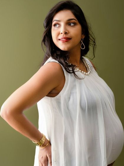 A beautiful portrait against an olive green background, demonstrating simple and effective color harmony.