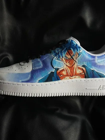 The other shoe in the pair, featuring a powerful portrait of Goku in his Super Saiyan Blue form.