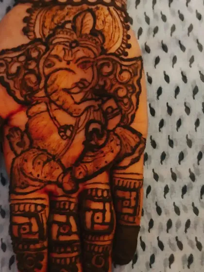 A close-up of a Lord Ganesha portrait I created on the palm. I focus on getting the details just right to bring a divine and auspicious touch to your festival mehndi. It’s perfect for bringing blessings to any new beginning.