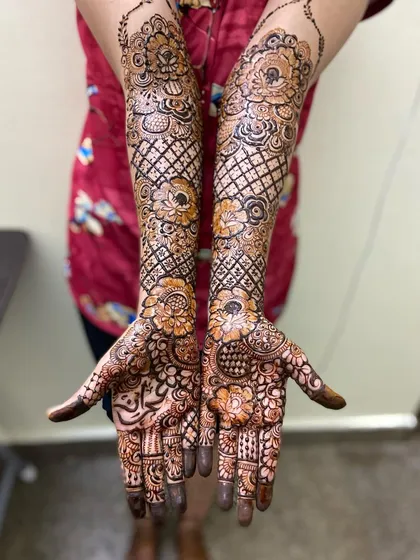A clear, front-on view of the bridal henna.