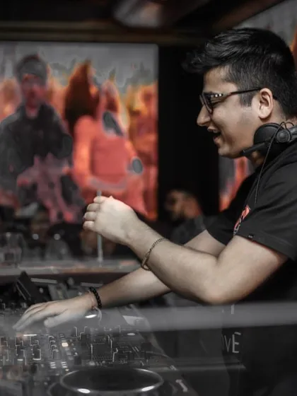 A side profile shot, showing my concentration on the mix with the crowd visible on the screen behind me.