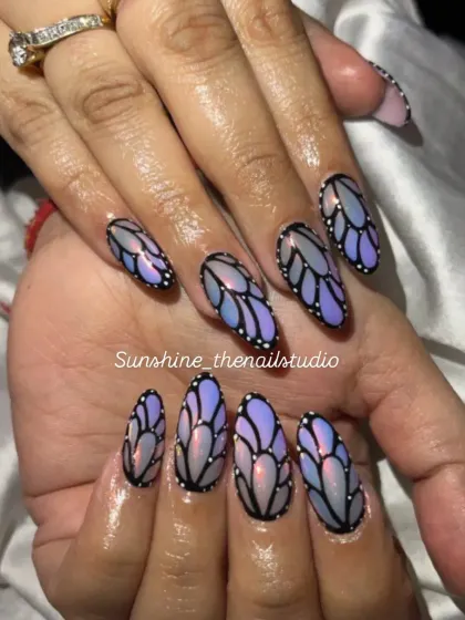 I love creating delicate, intricate designs like these butterfly wings. This set features a fairy chrome effect that shifts in the light, with hand-painted details to make the wings look almost real.