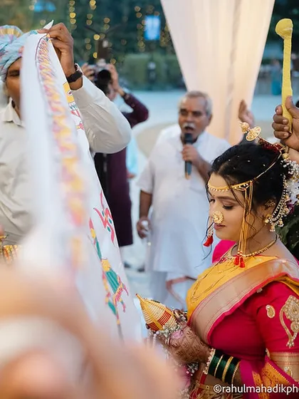The 'antarpat' ritual, a significant and emotional moment in a Maharashtrian wedding.