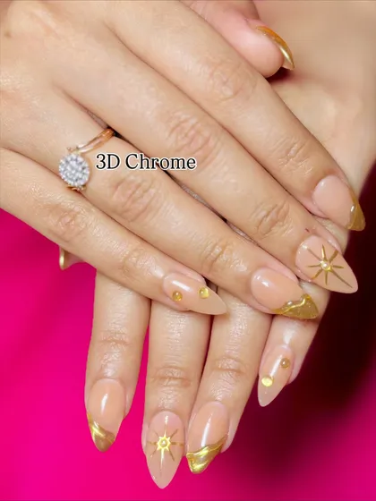 For a truly standout look, I used 3D chrome to create these raised golden accents on a nude base. The design is both elegant and edgy, perfect for making a statement.