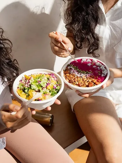 Sharing a healthy meal on a sunny afternoon. Our subscription makes it easy to enjoy nourishing food with friends, with options to suit every taste.