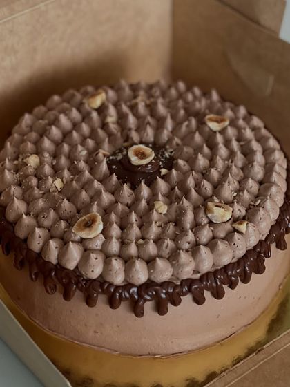 A classic Nutella cake, topped with rich Nutella mousse and roasted hazelnuts. It’s a simple, comforting, and absolutely delicious choice for any occasion.