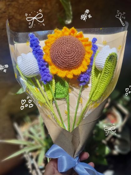 We love adding little artistic touches to our photos. This bouquet, featuring a sunflower and white tulips, is a piece of art in itself.