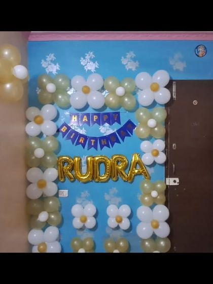 A close-up of the home birthday decoration, showing the flower-shaped balloon arrangement. I can create beautiful decor even in small spaces.