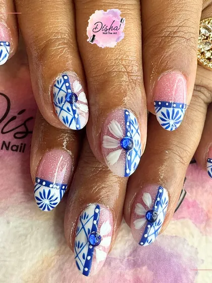 A beautiful blue and white pattern inspired by classic pottery. The intricate, hand-painted details and central blue stone make this a truly artistic set.