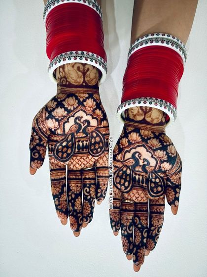 A post dedicated to the stain. The dark peacock design looks stunning with the red bangles.