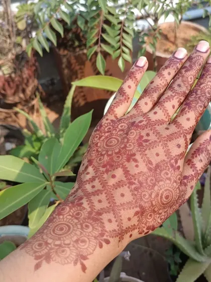 This geometric "jaali" or net pattern shows a perfectly even and dark stain. This is the kind of reliable result my fresh, chemical-free cones provide.