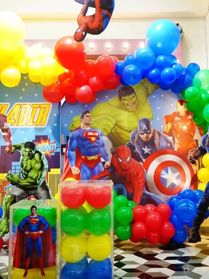 Assemble for an epic superhero party! This setup brings together the mightiest heroes like the Hulk, Captain America, and Spider-Man for a celebration that's full of action.