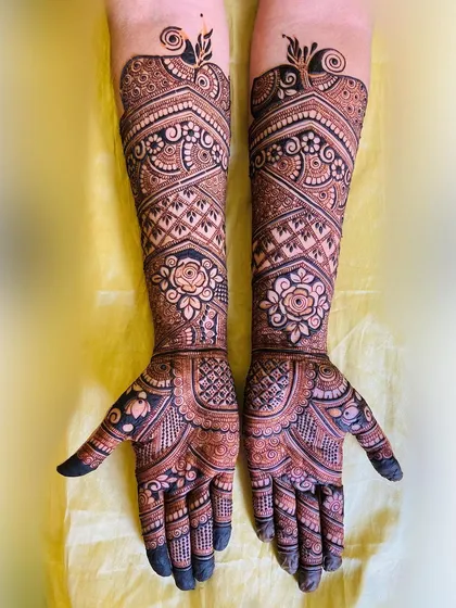 A classic bridal design with beautiful rose motifs at the center. The symmetrical patterns and peacock toppers make this a timeless and romantic choice.