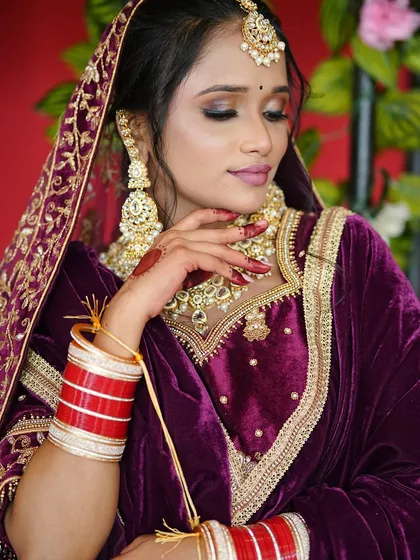 A final look at this Punjabi bride. The choice of a simple, elegant red for her nails proves that sometimes a classic color is the most powerful accessory.