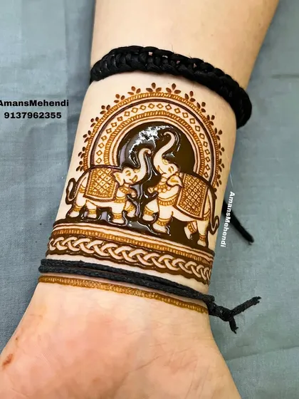 A lovely arm band featuring a mother and baby elephant. The intricate details and loving posture make this a very special and heartwarming motif.