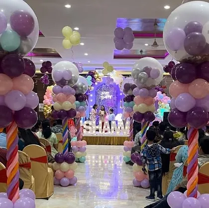 The entrance of the butterfly-themed banquet hall party, with balloon pillars creating a festive walkway for guests.