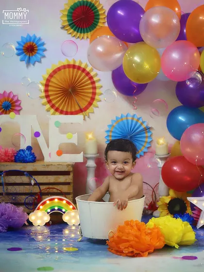 After the cake, it's time for a splash! This happy little guy is enjoying his bubble bath, which is the perfect way to end our session and capture some super cute, clean-up photos. 🫧