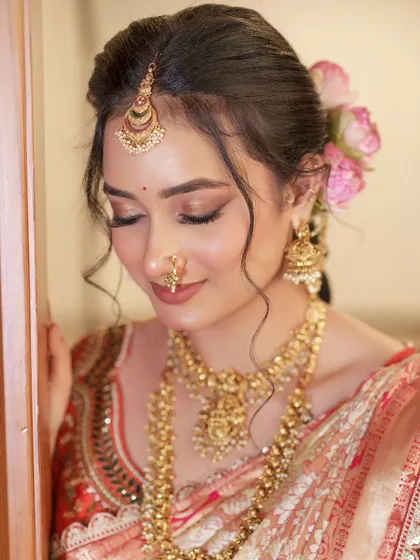 A close up of this subtle and elegant bridal makeup. I focused on creating a soft, diffused eyeshadow look with a gentle wing and a natural lip colour, allowing the bride's features and the beautiful jewellery to stand out.
