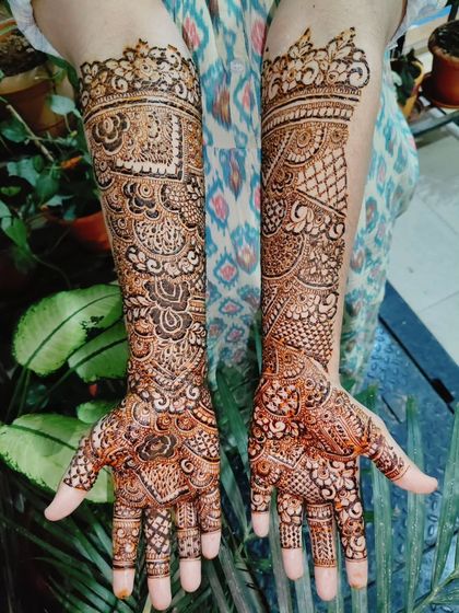 Full coverage henna for bride Safeena's engagement day. The design is dense and intricate, perfect for such a special occasion.