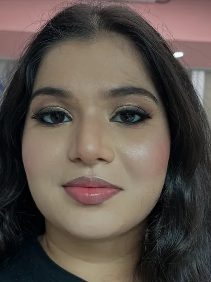 A beautiful soft glam look created as a demo in my class. This style is perfect for clients who want to look polished and elegant.