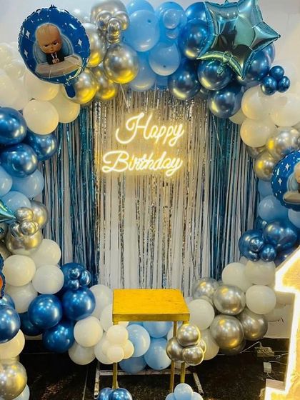 A slightly different angle of the Boss Baby balloon ring, showing the metallic blue and silver balloons and character foil balloons.