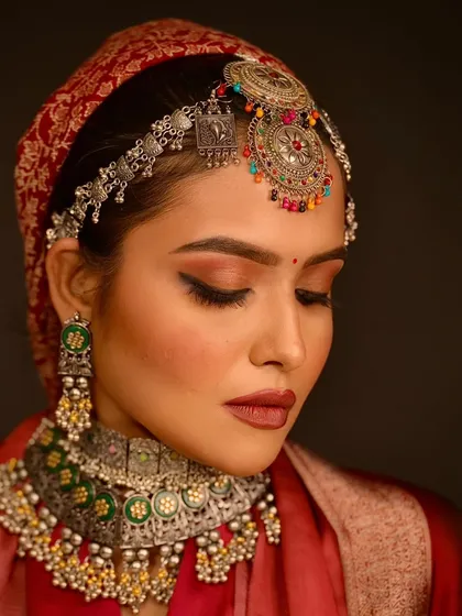 A contemporary bridal look with oxidized silver jewelry. I teach my students to adapt their makeup style to different types of jewelry.