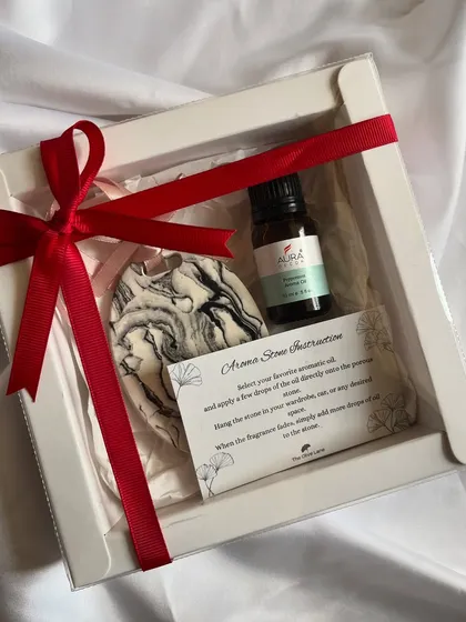 Elevate your gifting with these exquisite aroma stones, curated with essential oils. They are perfect as wedding favors, Christmas gifts, or for any special occasion. Available for bulk orders.
