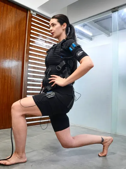 Simona holds a perfect lunge during her EMS session. This workout helps you train smarter, not longer, whether your goal is toning, strength building, or faster recovery.