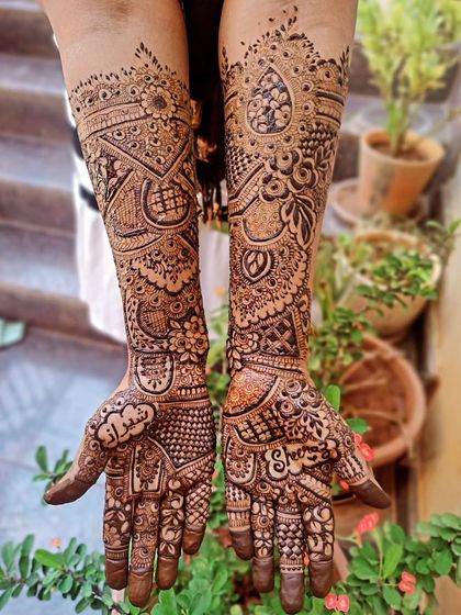 The full view of the "Tum Bin" bridal mehendi, a testament to my love for creating super detailed and full designs.