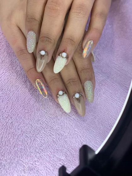 An elegant and shimmery set with a mix of textures, including a sugar glitter effect and pearlescent chrome.