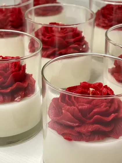 Peony jar candles that look like a dream. These feature a stunningly detailed red peony flower and are made with pure soy wax.