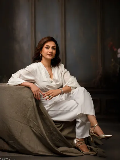 Powai royalty. This portrait of a talented jeweler captures her in her element, looking as fine as the jewels she creates. The painterly background adds a touch of classic elegance.