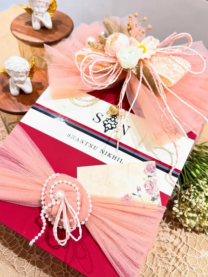 Another angle of this elegant gift wrapping, showing how the layers of tulle and the placement of the floral and pearl details create a sense of luxury and anticipation. It’s these thoughtful touches that make a gift truly special.