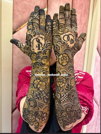 A full view of the design with the 'S' and 'A' initials and the ring motif.