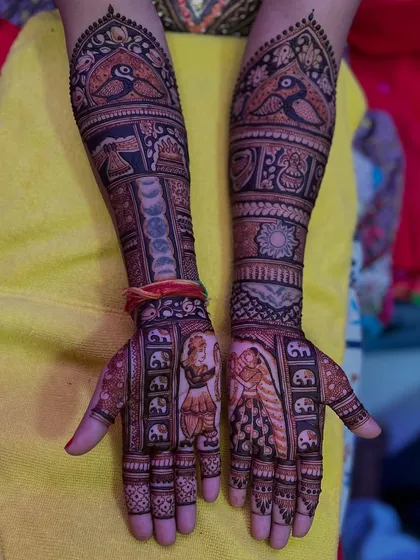 This Karwa Chauth special design includes a depiction of the moon-sighting ritual. It’s a perfect example of how we can create themed mehndi for any festival.