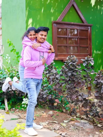 Another fun piggyback moment, capturing the genuine happiness of the couple during their pre-wedding shoot.