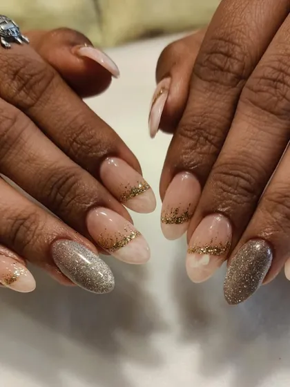 Another angle of this elegant and festive glitter nail set. The combination of marble, gold, and silver is perfect for any celebration.