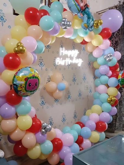 A close-up of the pastel-colored balloon ring, perfect for a fun and cheerful Cocomelon party.