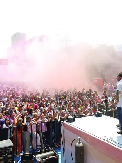 Sukhwinder Singh energizing the crowd at the GSC Ranga Rang Holi event. Our on-ground team works tirelessly behind the scenes to manage every detail, from stage setup to crowd flow, for a successful live music event.