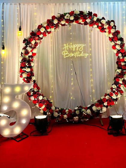 Another angle of the 75th birthday setup, showing how the elements come together. The combination of the floral ring, neon sign, and marquee numbers creates a complete and impressive stage for the event.