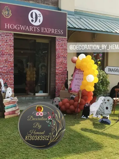 The entrance to the party was transformed into the Hogwarts Express Platform 9¾. I used a custom backdrop, themed cutouts, and balloon garlands to create a grand entrance that immediately set the magical tone.