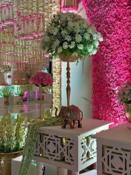 An opulent blend of cascading florals and rich gold accents. A traditional elephant figurine adds an auspicious touch to this beautifully detailed decor corner. 🌸