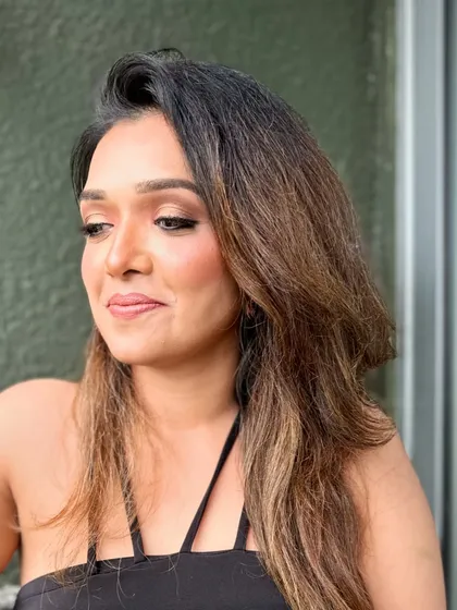 Another shot of this beautiful, natural glam look. The skin is luminous, and the makeup is light, perfect for a daytime event or photoshoot.