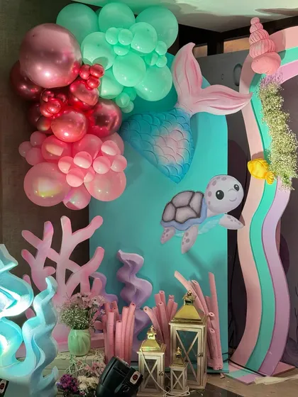From a pastel soft play area and a cotton candy cart to a buffet with an LED screen backdrop showing aquatic life, every element was designed to immerse guests in Miraya's mermaid world.