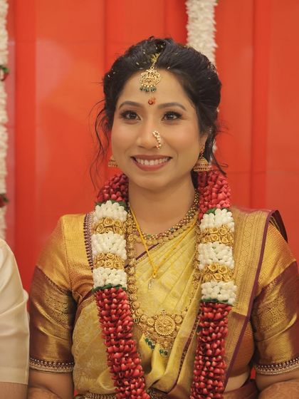 A full-smile portrait of the Maharashtrian bride during her ceremony, her makeup looking fresh and radiant.